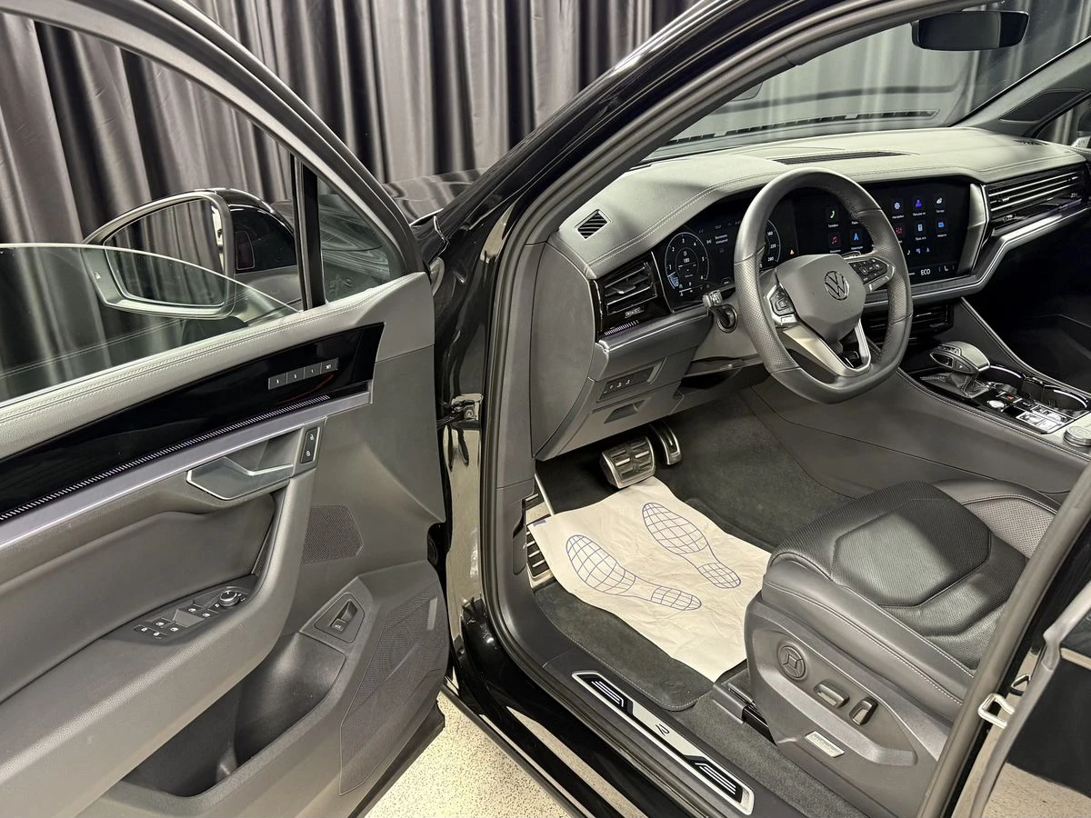 Volkswagen Touareg, 2025г, полный привод, автомат