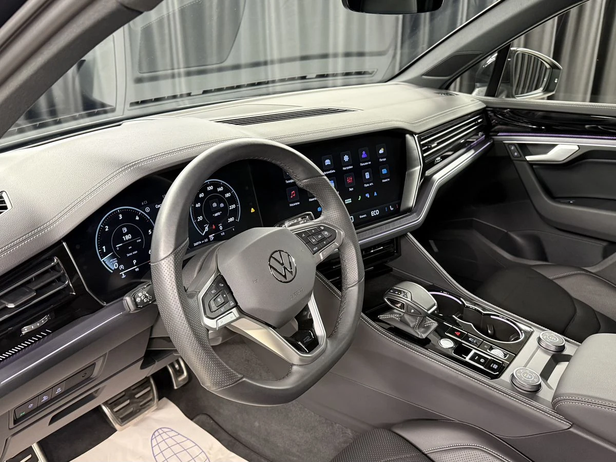 Volkswagen Touareg, 2025г, полный привод, автомат