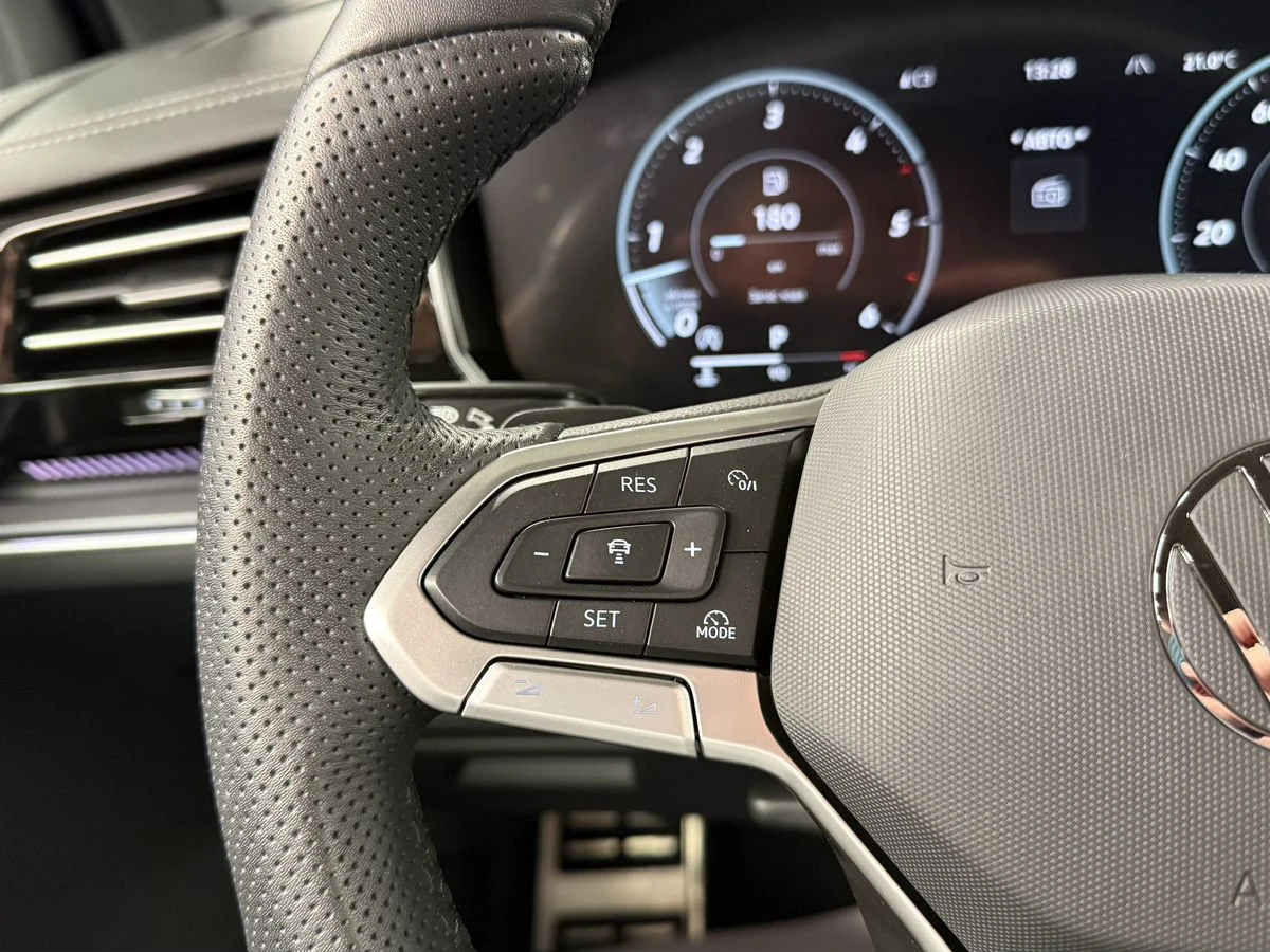 Volkswagen Touareg, 2025г, полный привод, автомат