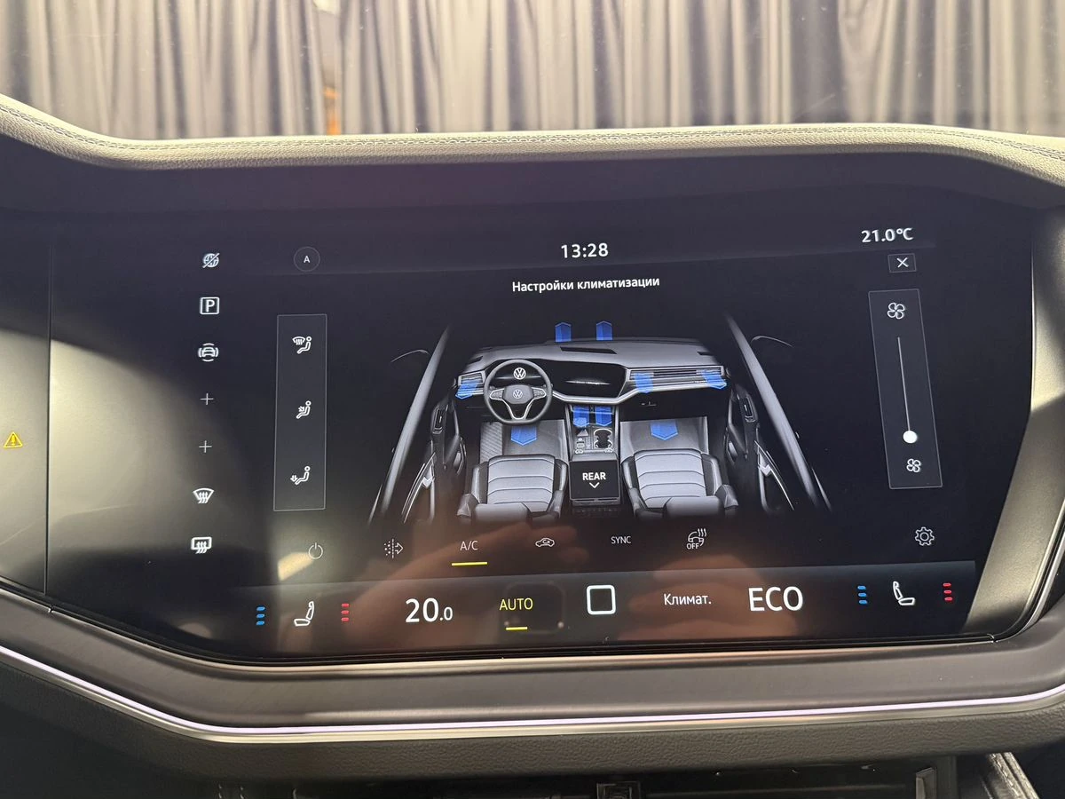 Volkswagen Touareg, 2025г, полный привод, автомат