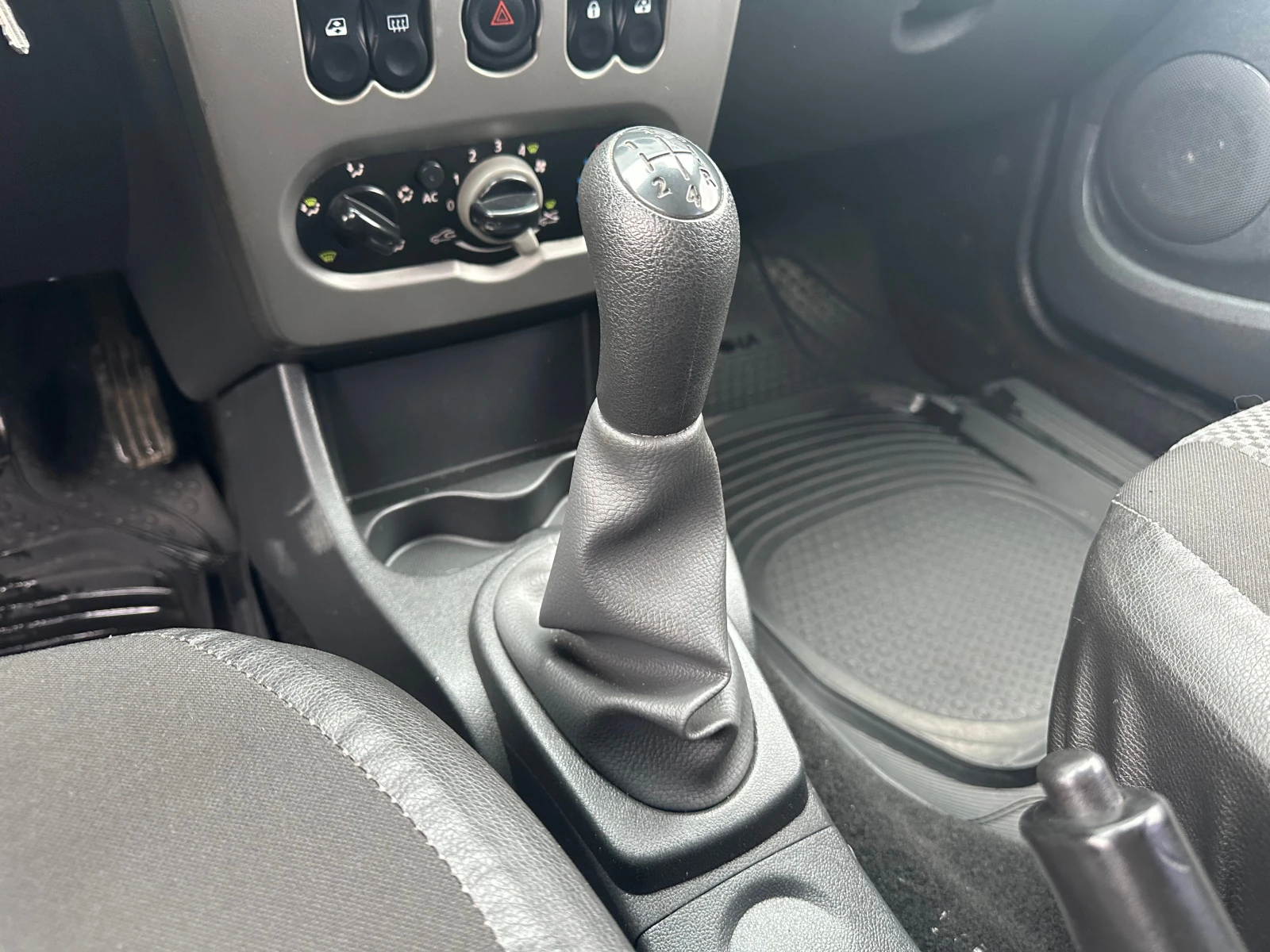 Renault Logan, 2010г, передний привод, механика