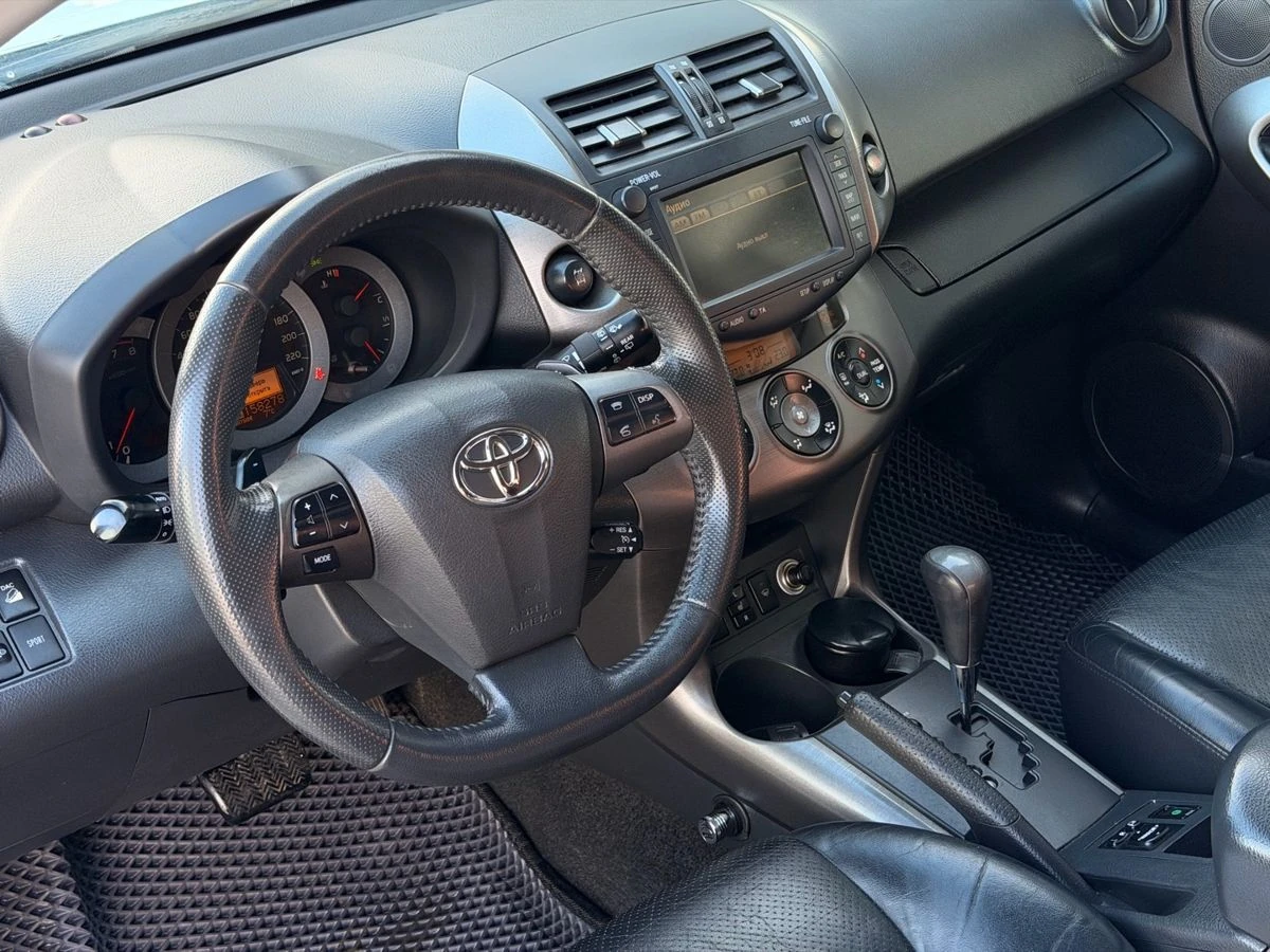 Toyota RAV4, 2011г, полный привод, вариатор