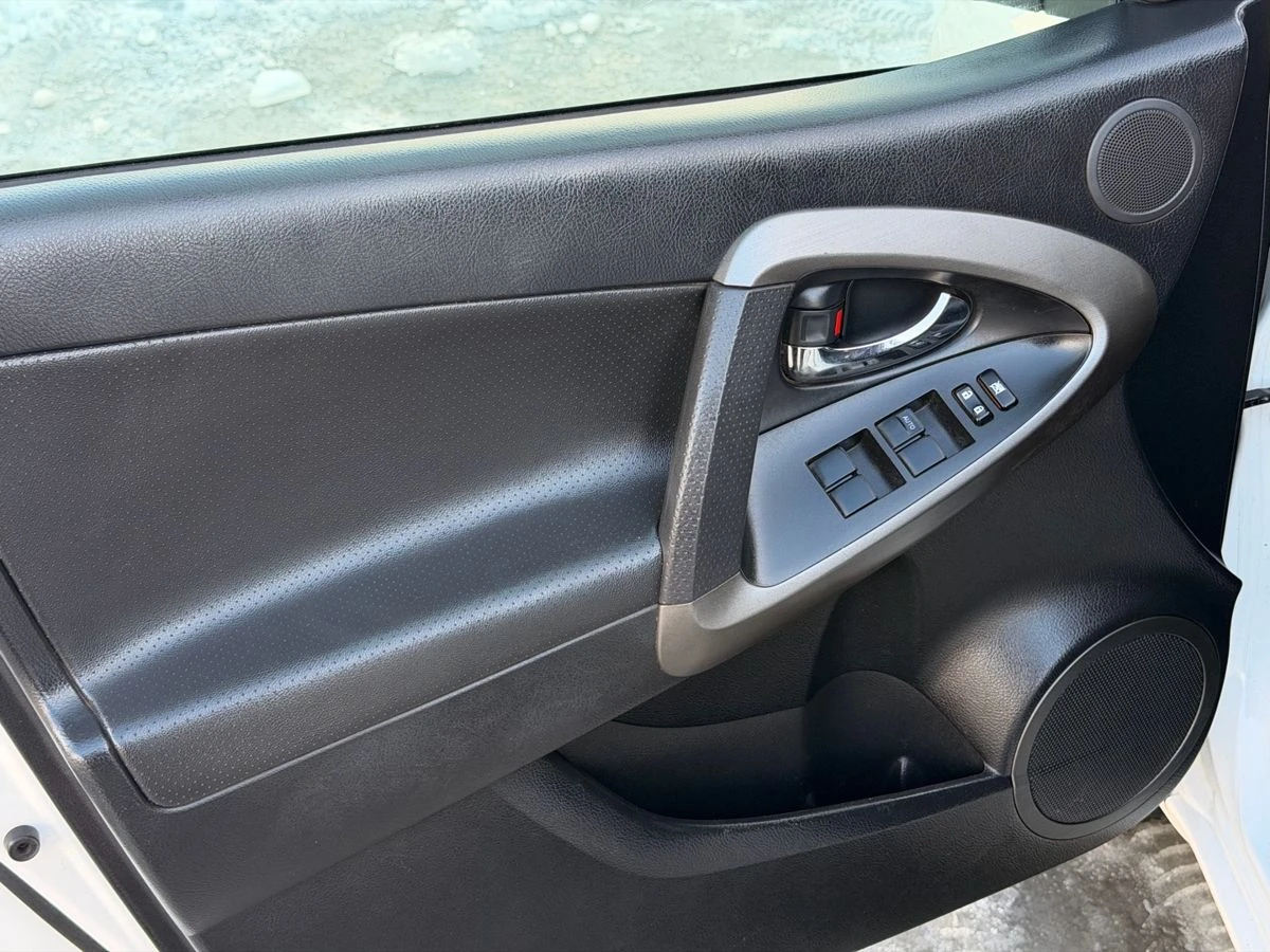 Toyota RAV4, 2011г, полный привод, вариатор