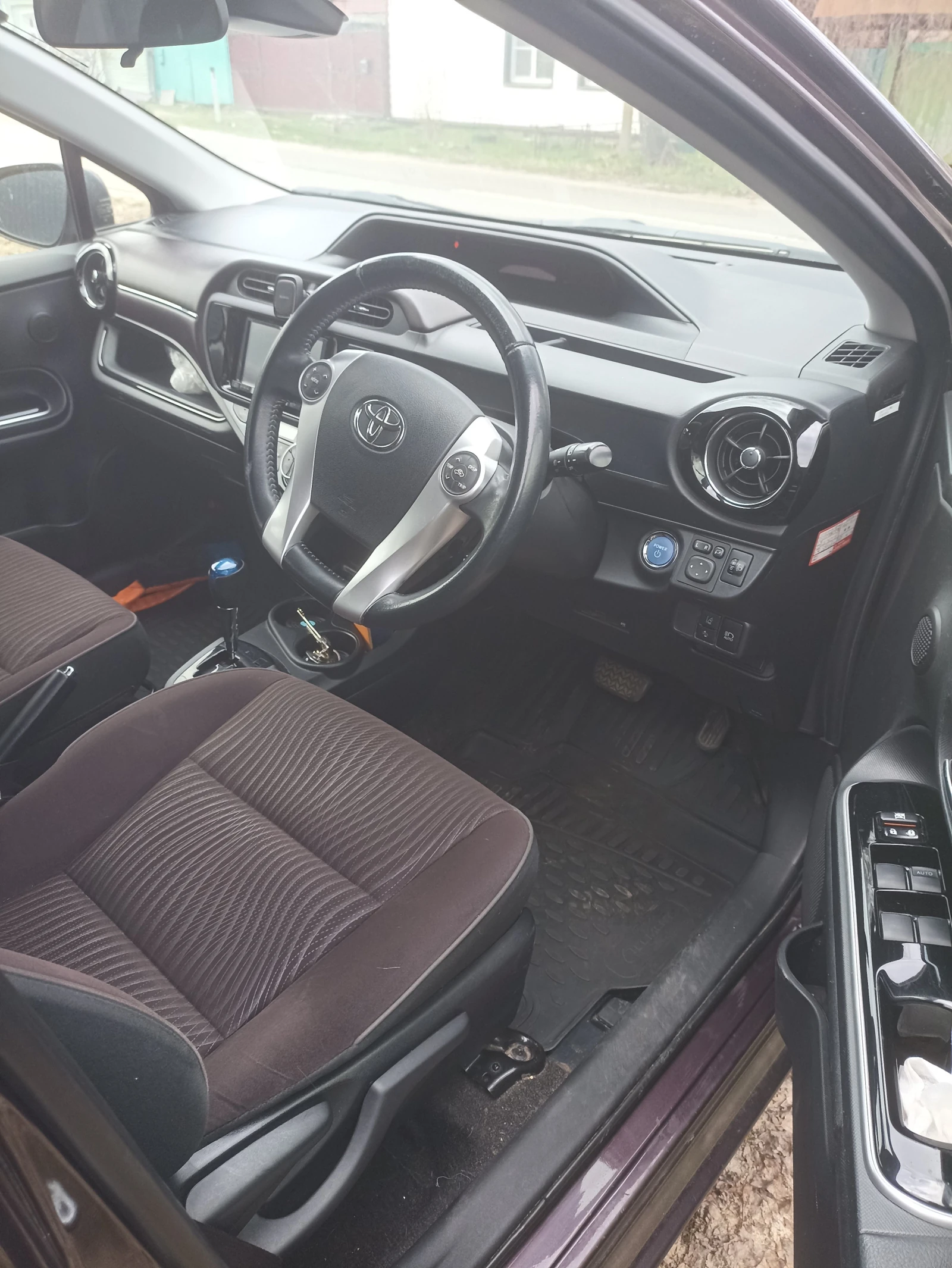 Toyota Aqua, 2017г, передний привод, вариатор