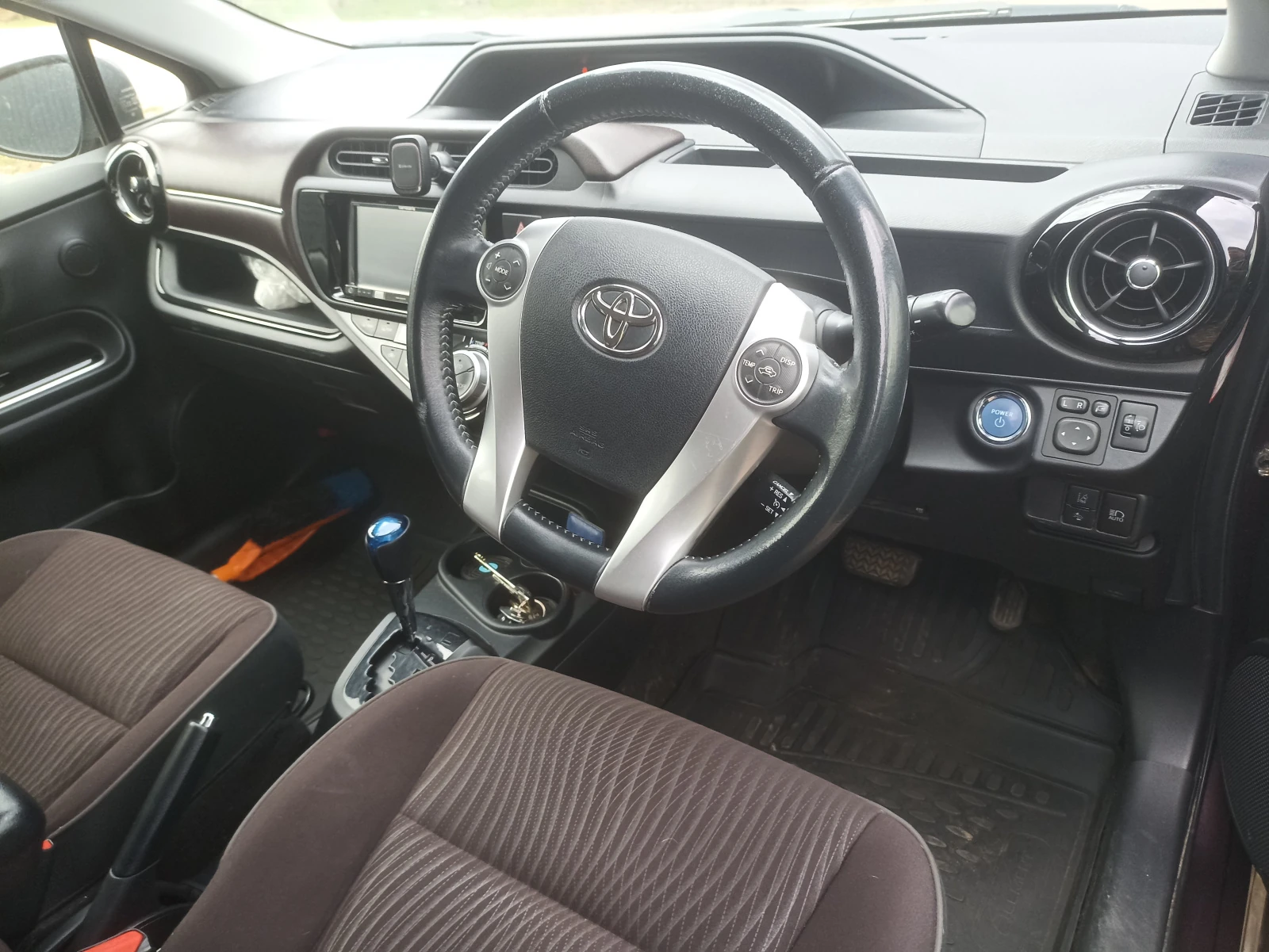 Toyota Aqua, 2017г, передний привод, вариатор