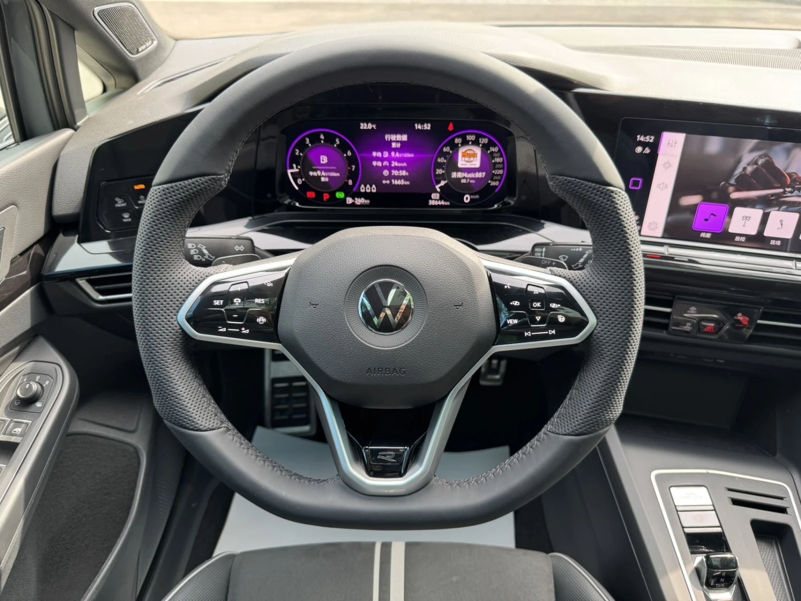 Volkswagen Golf, 2021г, передний привод, робот