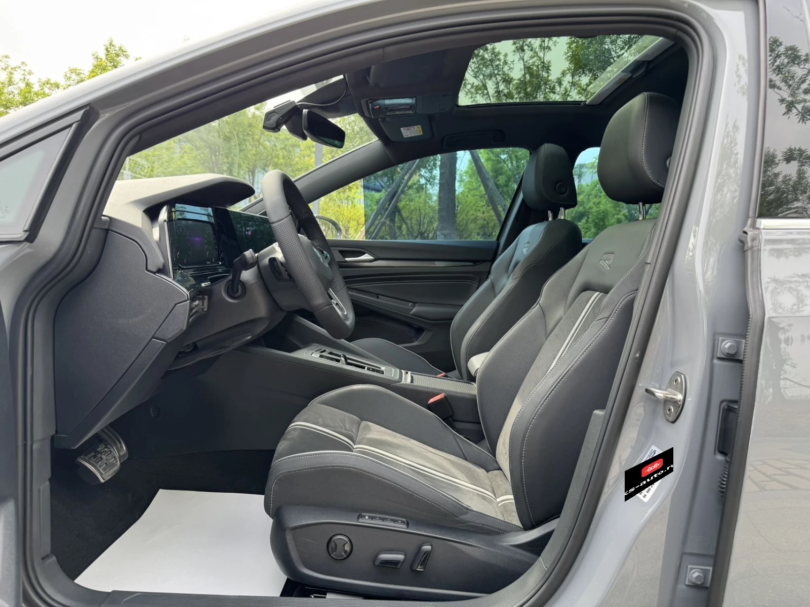 Volkswagen Golf, 2021г, передний привод, робот