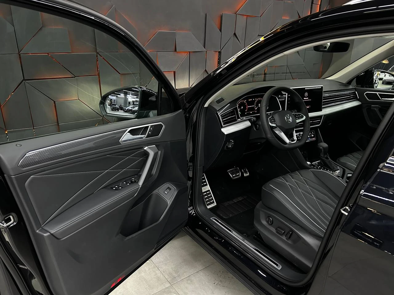 Volkswagen Tiguan, 2023г, полный привод, робот