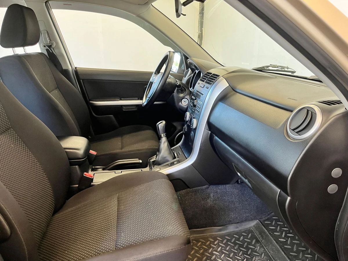 Suzuki Grand Vitara, 2011г, полный привод, механика