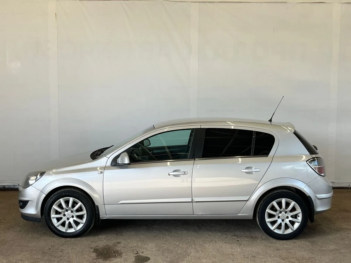 Opel Astra, 2012г, передний привод, механика
