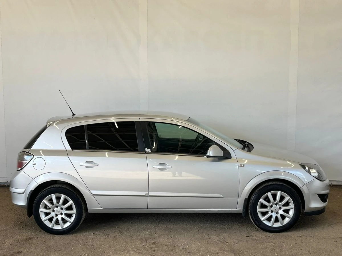 Opel Astra, 2012г, передний привод, механика