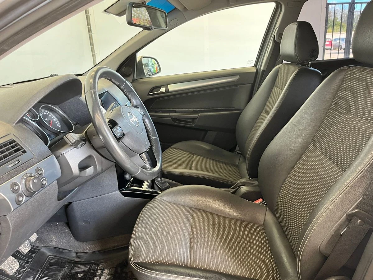 Opel Astra, 2012г, передний привод, механика