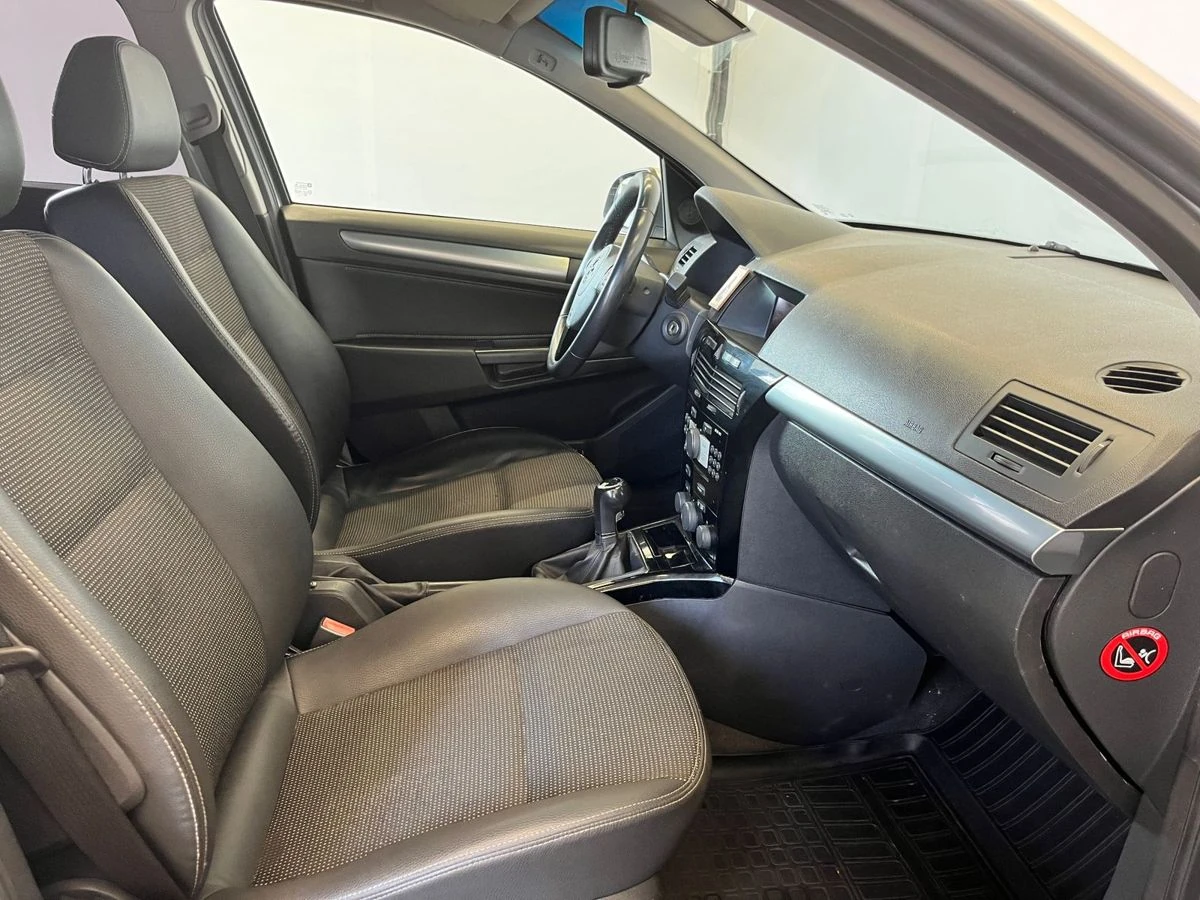 Opel Astra, 2012г, передний привод, механика