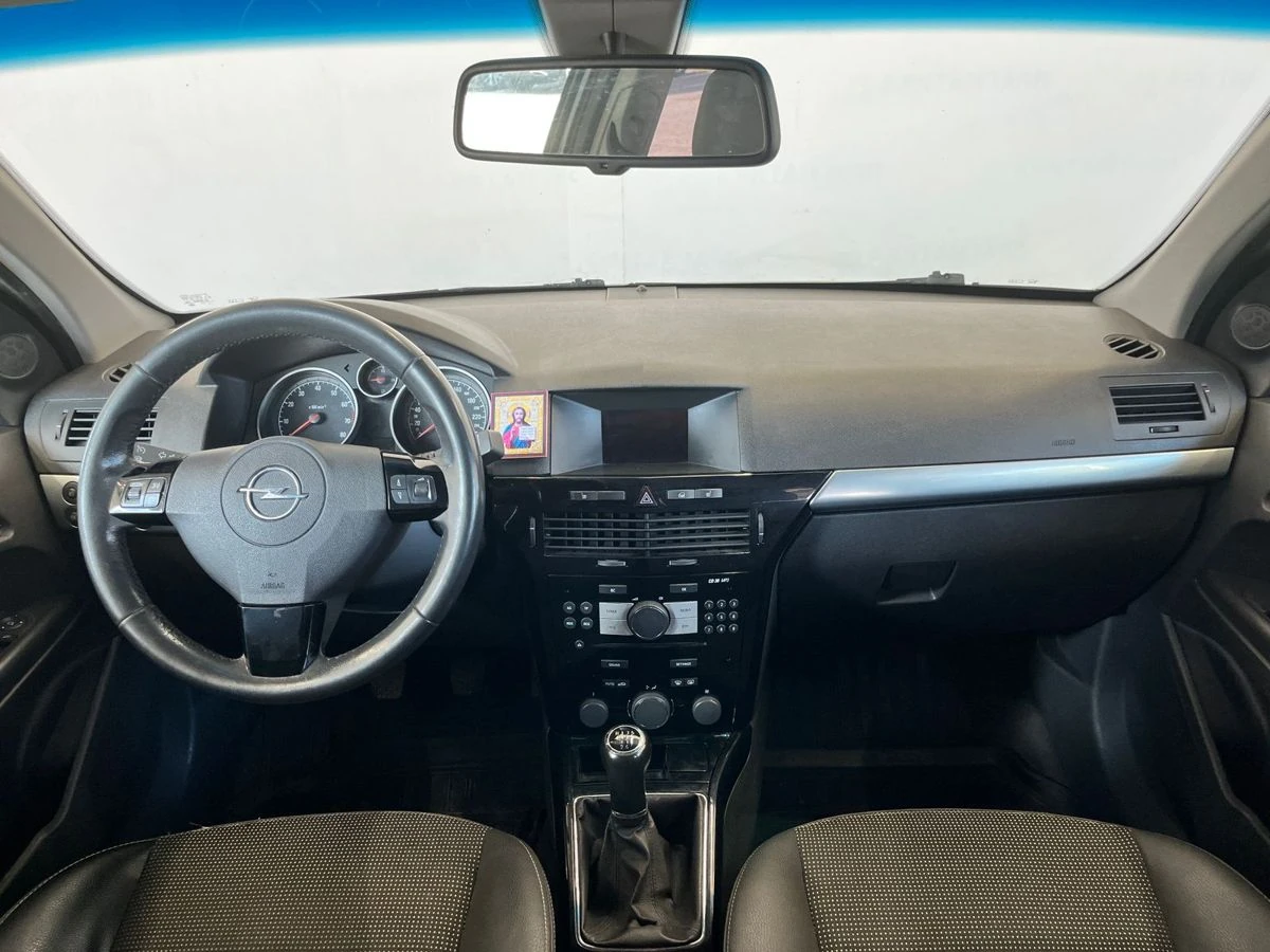 Opel Astra, 2012г, передний привод, механика