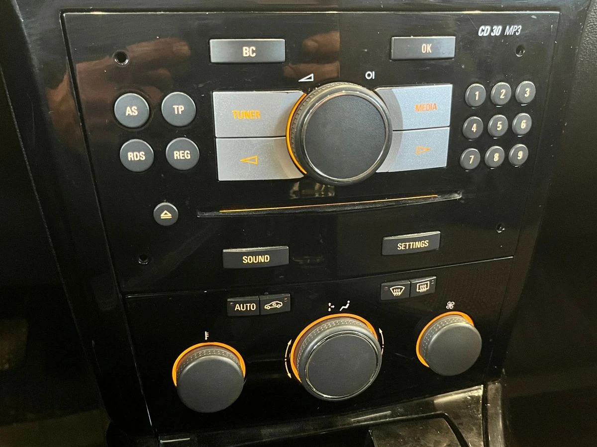 Opel Astra, 2012г, передний привод, механика