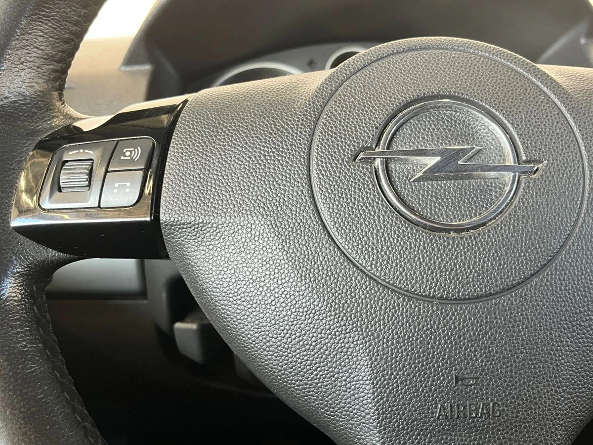 Opel Astra, 2012г, передний привод, механика