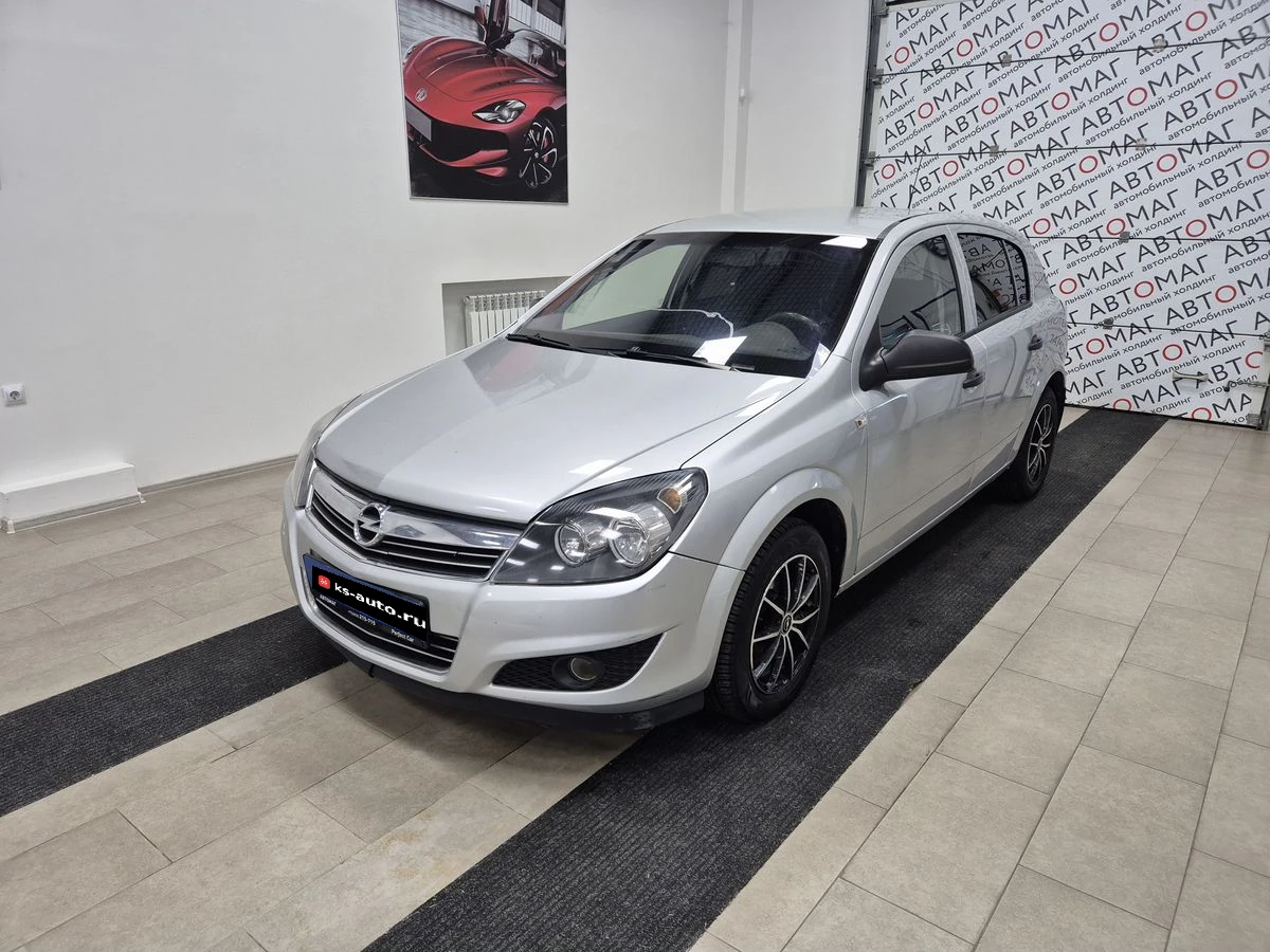 Opel Astra, 2012г, передний привод, механика