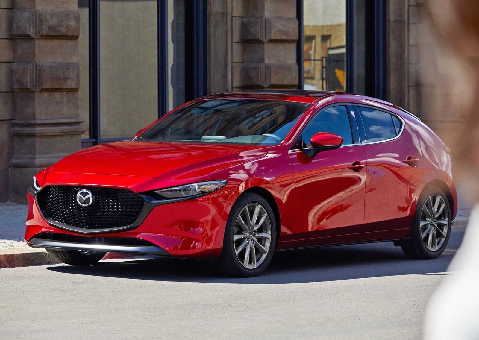В Японии официально представили рестайлинговые Mazda 3 и кроссовер CX-30