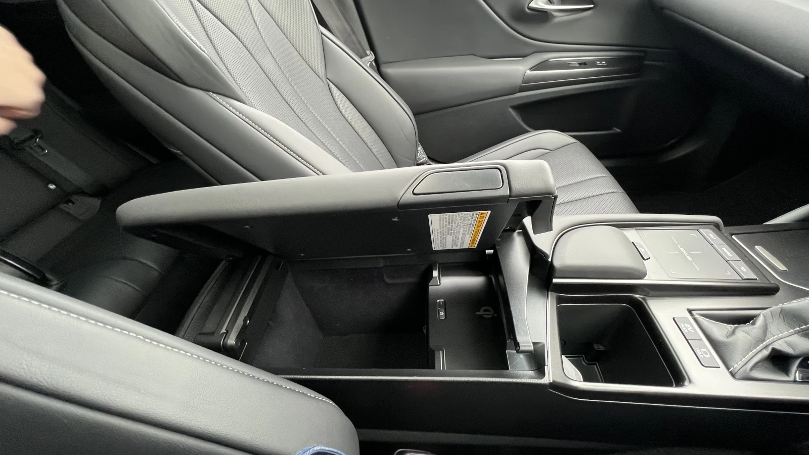 Lexus ES, 2019г, передний привод, вариатор