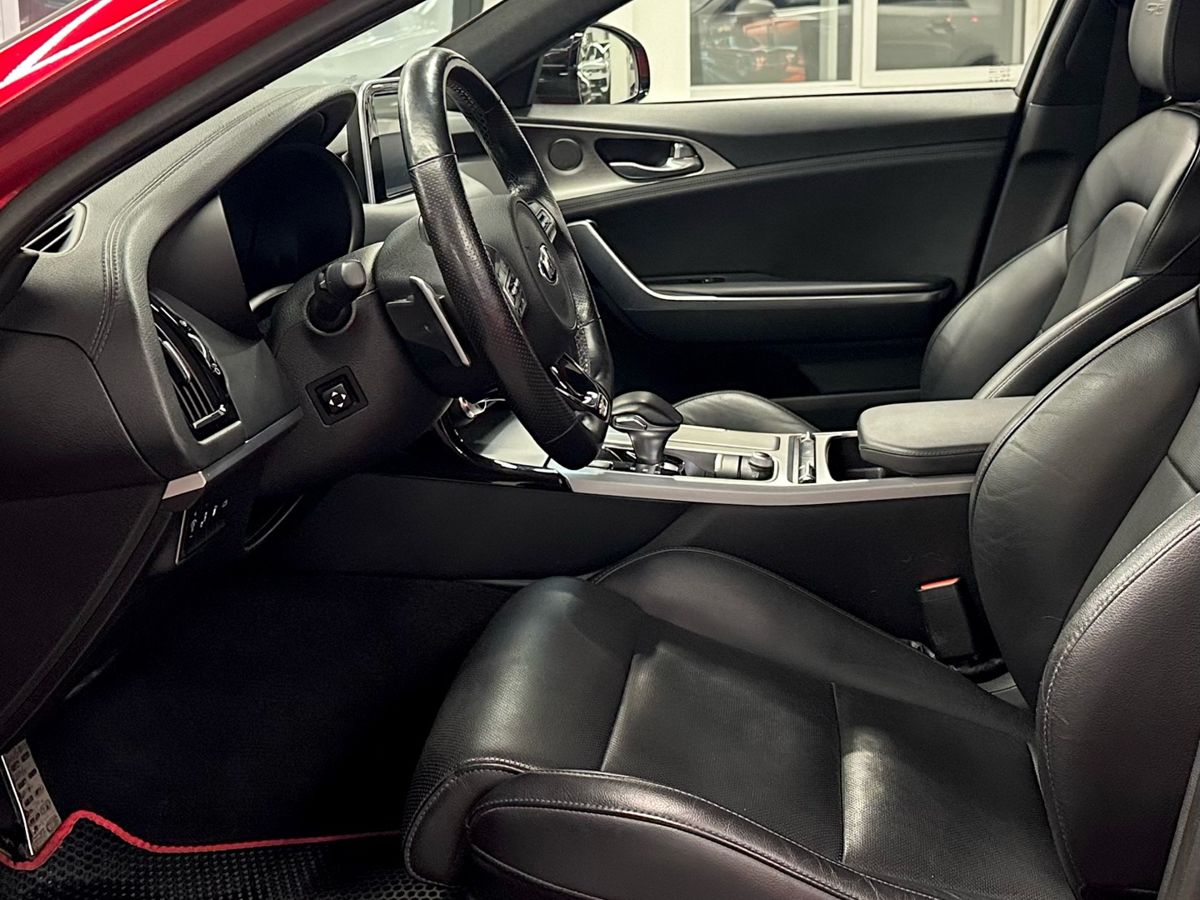 Kia Stinger, 2018г, задний привод, автомат