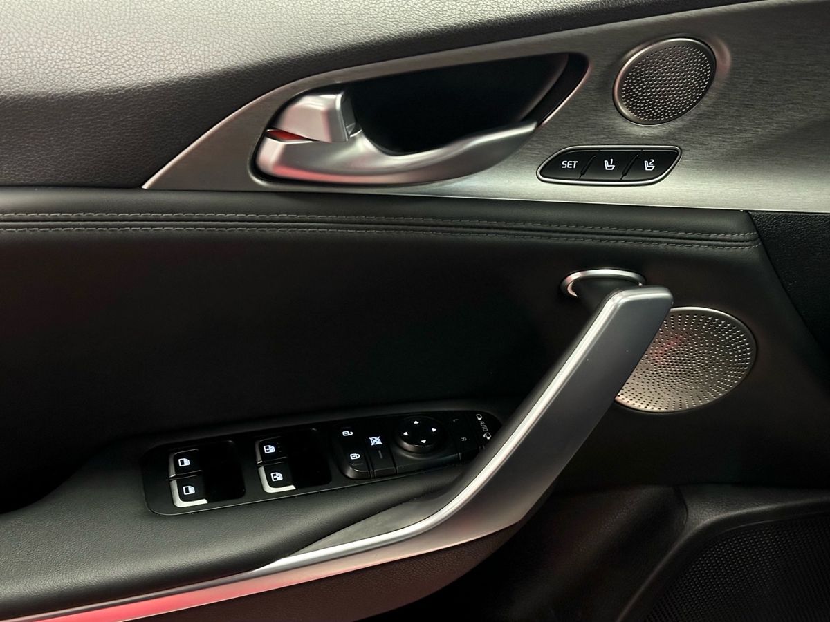 Kia Stinger, 2018г, задний привод, автомат