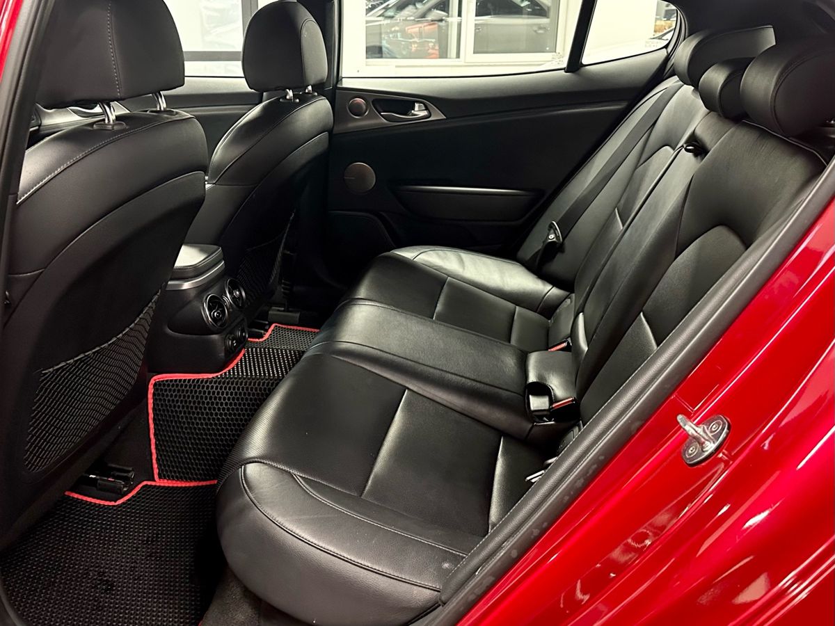 Kia Stinger, 2018г, задний привод, автомат