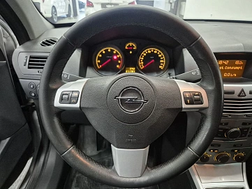 Opel Astra, 2012г., передний привод, механика