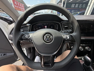 Volkswagen T-Roc, 2022г., передний привод, робот