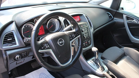 Opel Astra, 2014г., передний привод, механика