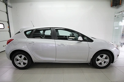 Opel Astra, 2012г., передний привод, механика