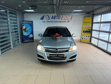 Opel Astra, 2011г., передний привод, механика