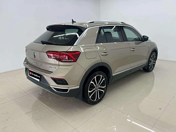 Volkswagen T-Roc, 2022г., передний привод, робот