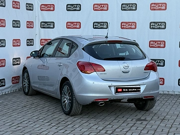 Opel Astra, 2011г., передний привод, автомат