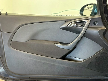 Opel Astra, 2012г., передний привод, механика
