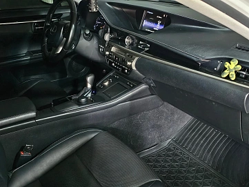 Lexus ES, 2017г., передний привод, автомат