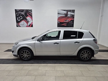 Opel Astra, 2012г., передний привод, механика