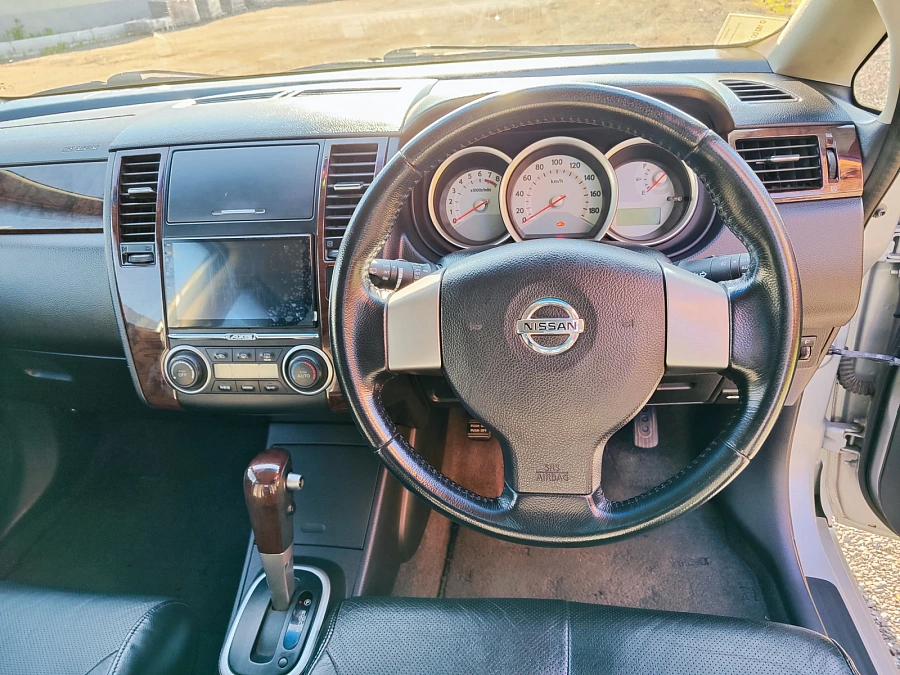 Nissan Tiida, 2010г., передний привод, автомат