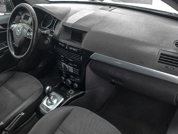 Opel Astra, 2011г., передний привод, робот