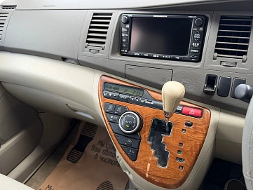 Toyota ISis, 2010г., передний привод, вариатор