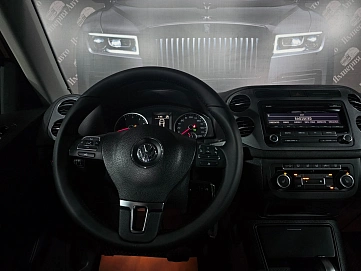 Volkswagen Tiguan, 2012г., передний привод, робот