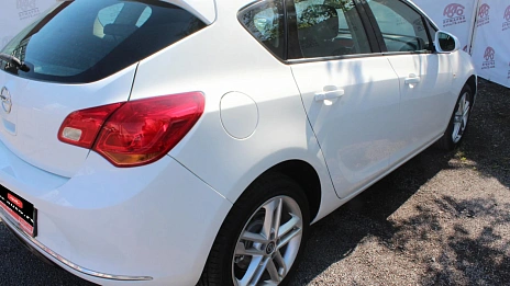 Opel Astra, 2014г., передний привод, механика