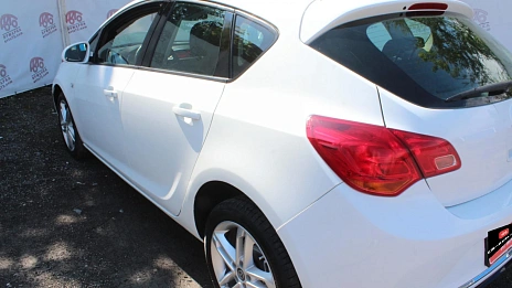 Opel Astra, 2014г., передний привод, механика