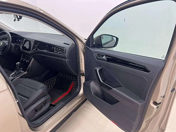 Volkswagen T-Roc, 2022г., передний привод, робот