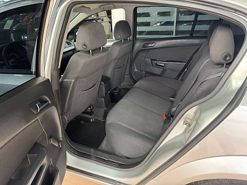 Opel Astra, 2011г., передний привод, механика
