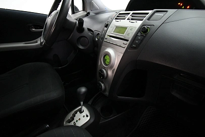 Toyota Yaris, 2008г., передний привод, робот