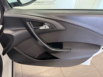 Opel Astra, 2011г., передний привод, механика