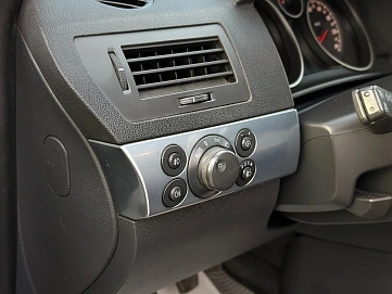 Opel Astra, 2013г., передний привод, механика