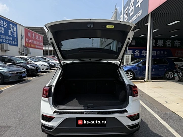 Volkswagen T-Roc, 2022г., передний привод, робот