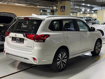 Mitsubishi Outlander, 2022г, передний привод, вариатор