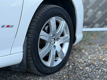 Peugeot 408, 2013г., передний привод, механика